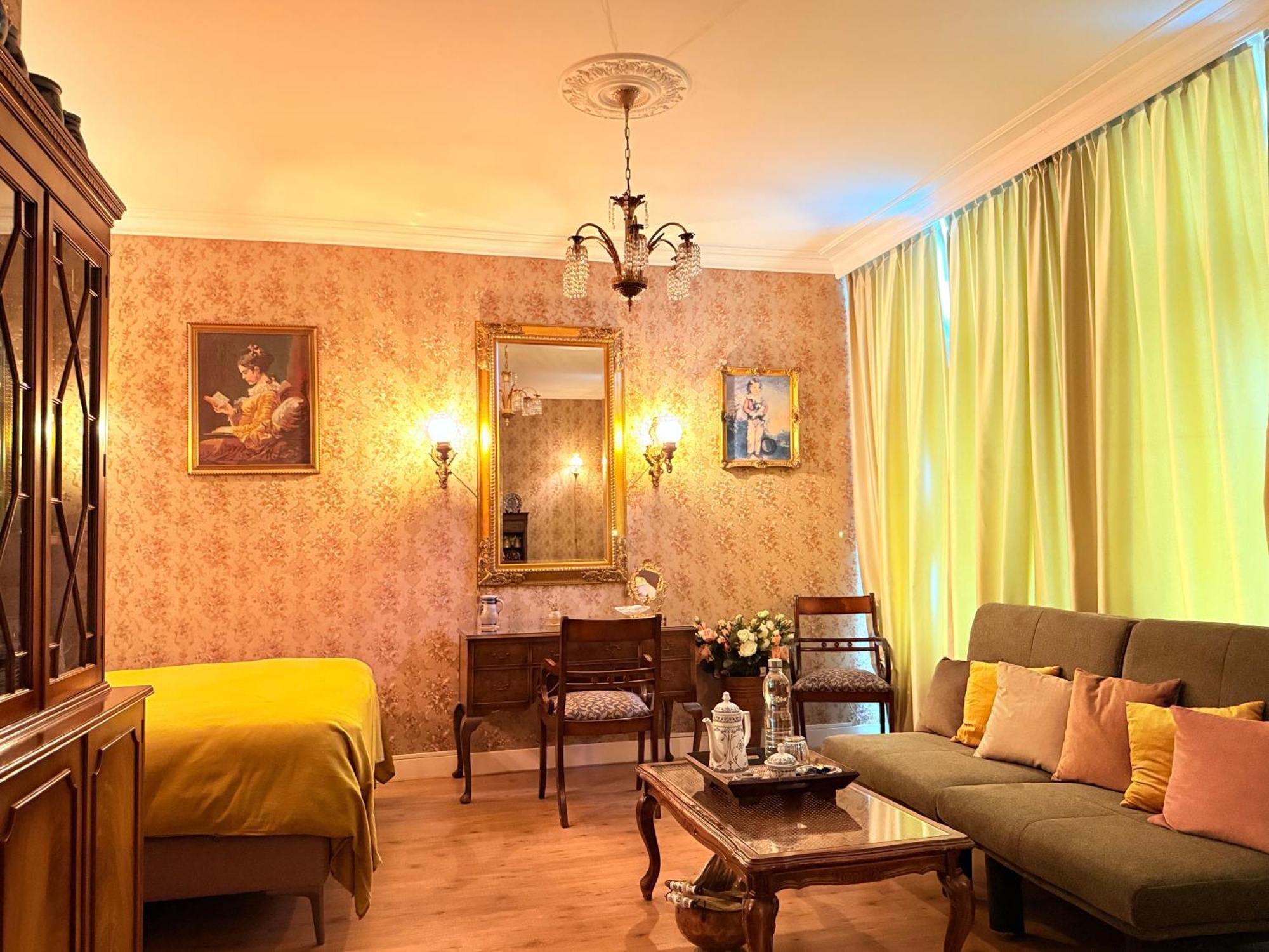 Luxurious Classical Dutch Styled In Centre Of - * Den Haag