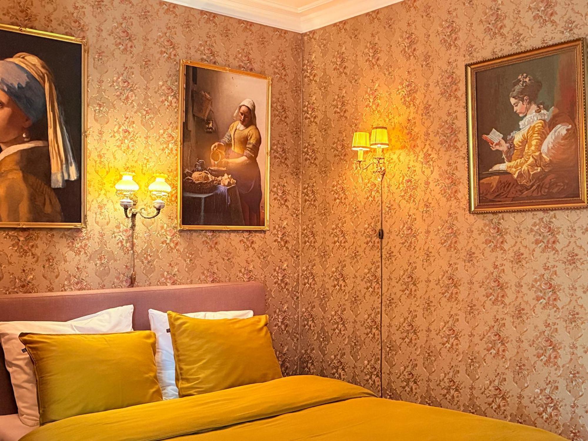 Luxurious Classical Dutch Styled In Centre Of - Bed & Breakfast